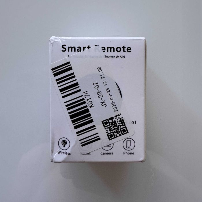 Пульт управління музикою для автомобіля на кермо.