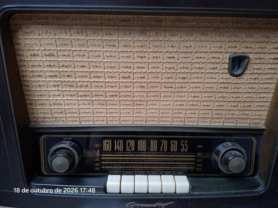 Rádio muito antigo.