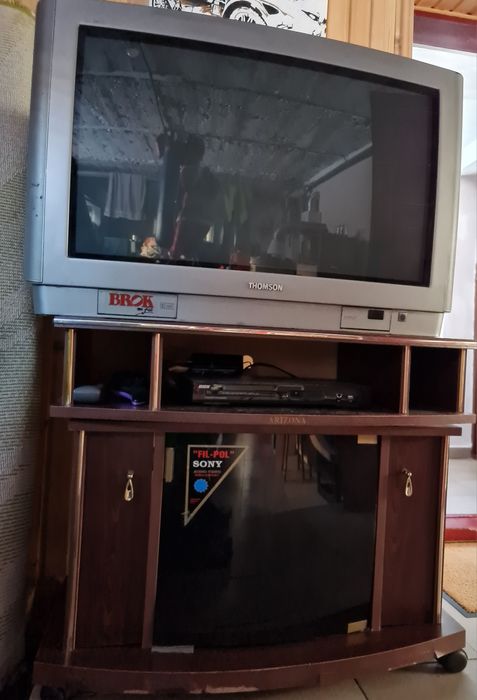 Телевізор +тумбочка