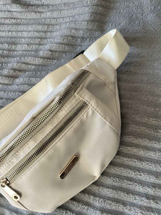 Бежева сумка бананка жіноча