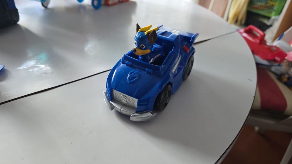 Carro do super chase com ele incluído