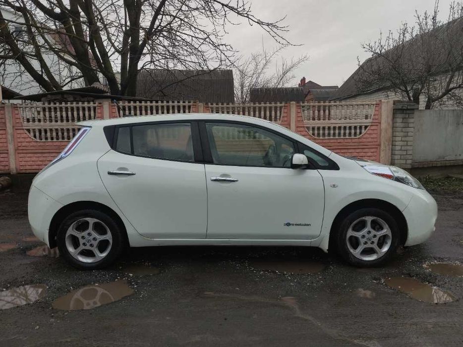 Оренда авто Нісан Ліф для роботи в таксі