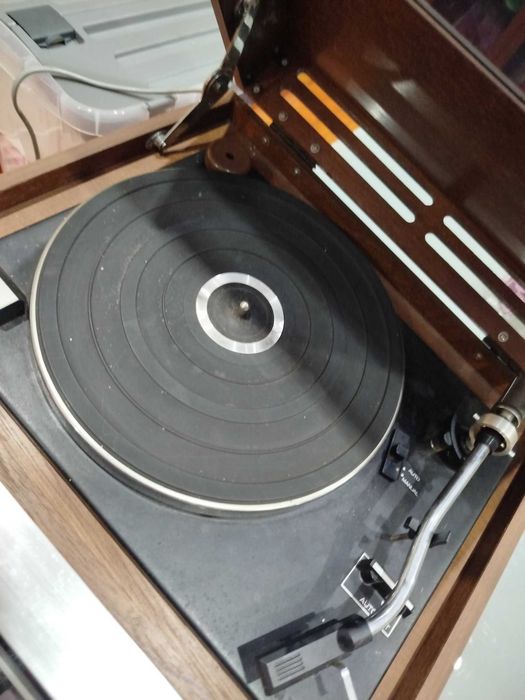 Vendo gira discos Hitachi com colunas Impecável.. a funcionar...