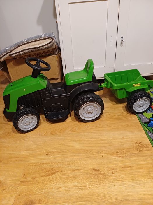 Traktor na akumulator z przyczepą