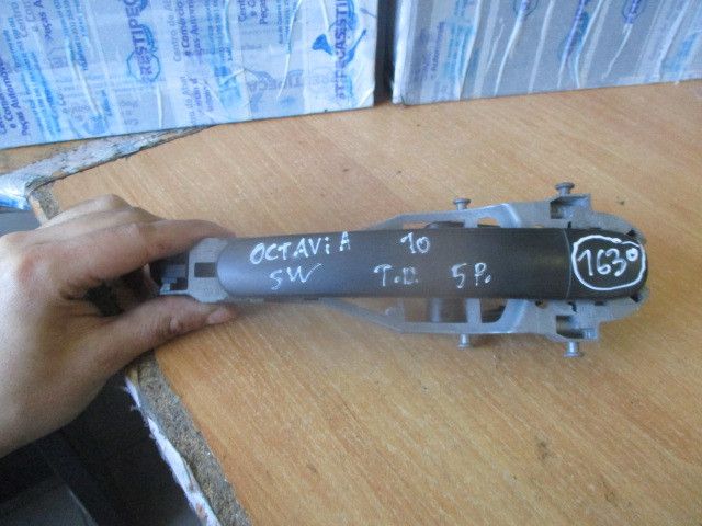Puxador porta trás direito SKODA Octavia I Break (1U5)