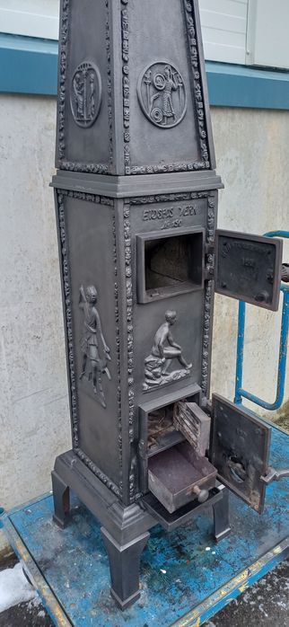 Pięknie prezentujący się żeliwny piecyk.