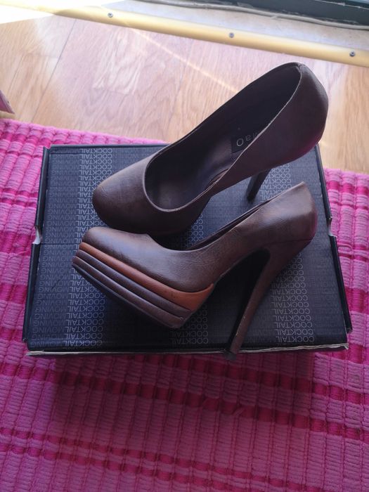 Sapatos de festa novos