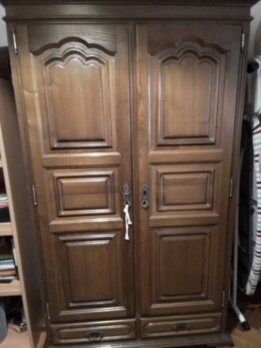 Conjunto roupeiro com mesa de cabeceira e secretária (3 peças)