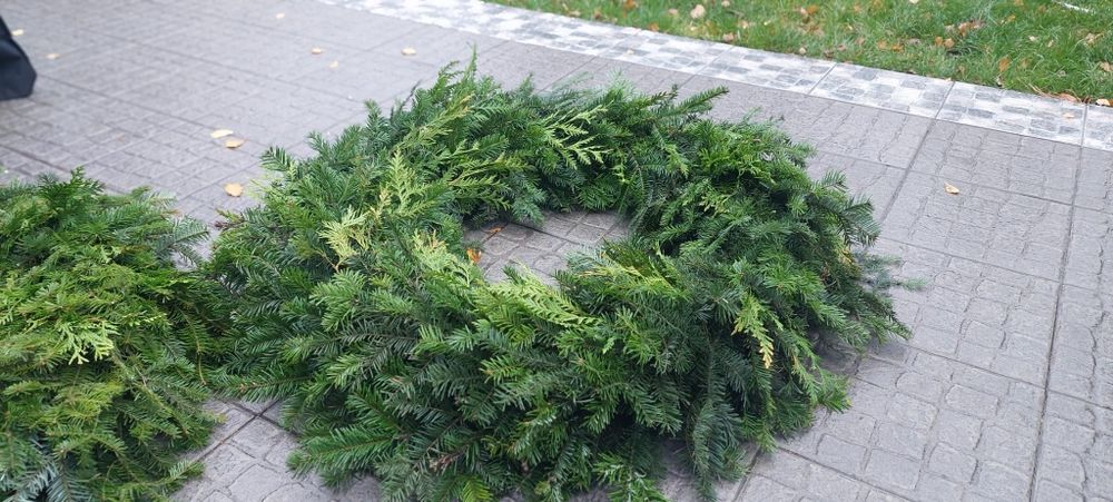 Wianek, wieniec, podkład słomiany z żywym, świeżym igliwiem 100cm