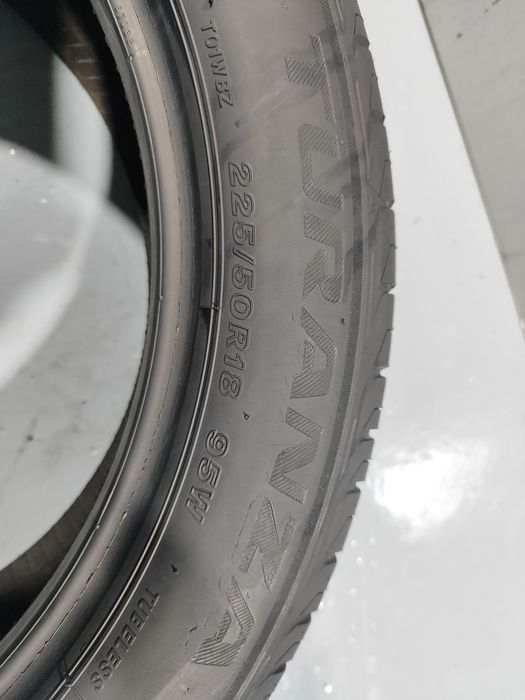2 pneus semi novos 225-50R18 Bridgestone RFT - Oferta dos portes
