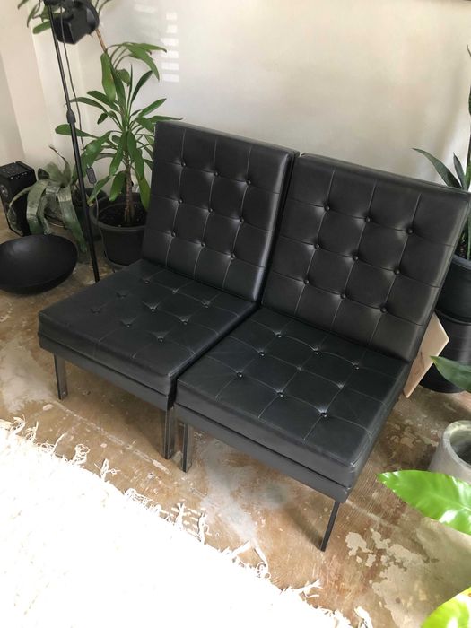 2 cadeirões pretos, modernistas em capitoné