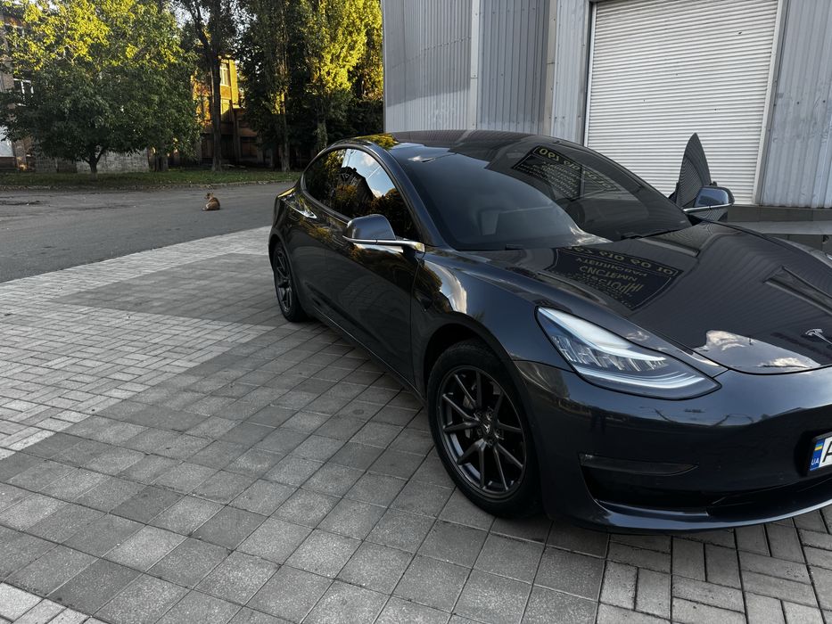 Продам TESLA 3 LONG RANGE 2018