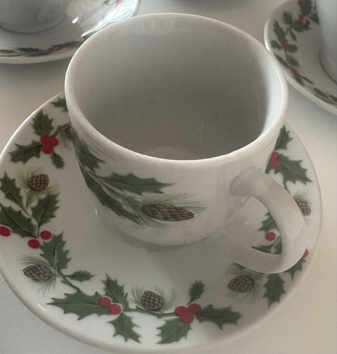 Serviço de café de Natal, quase novo.