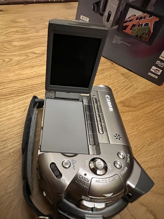 Видеокамера Canon DC20