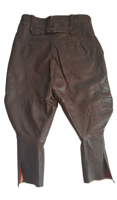 Przedwojenne gogle i spodnie motocyklowe.