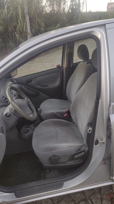 Toyota Yaris impecável