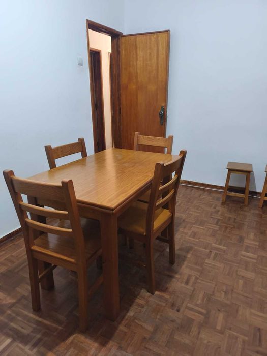 Mesa de Sala com 4 cadeiras e 4 bancos