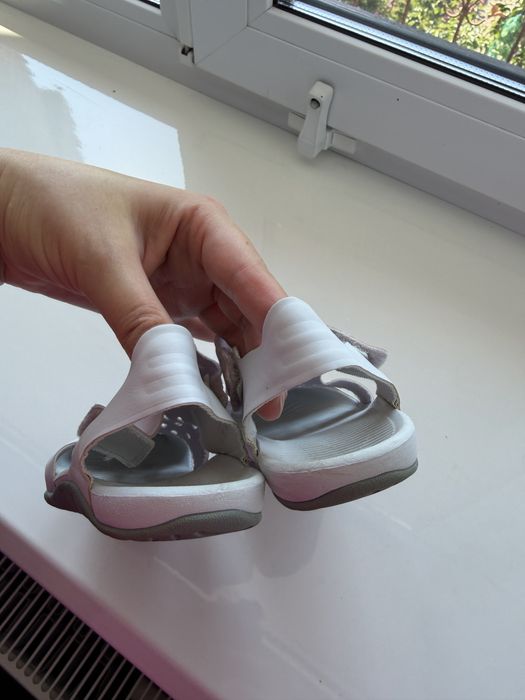 Босоніжки NIKE. Довжина устілки 18 см.