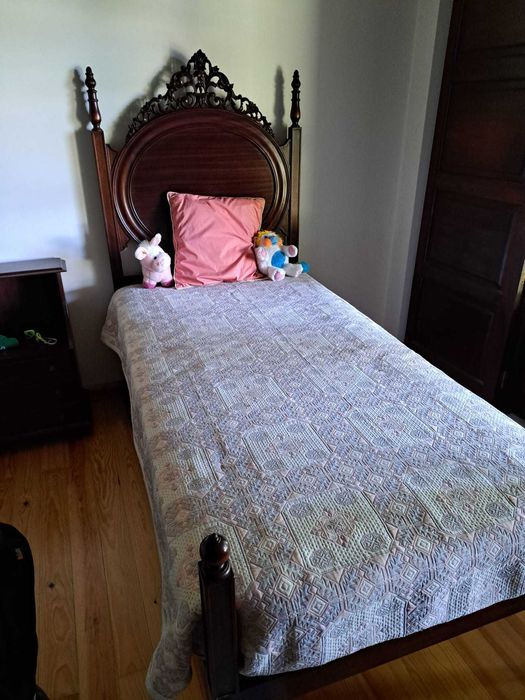 Camas de madeira maciça com mesas de cabeceira