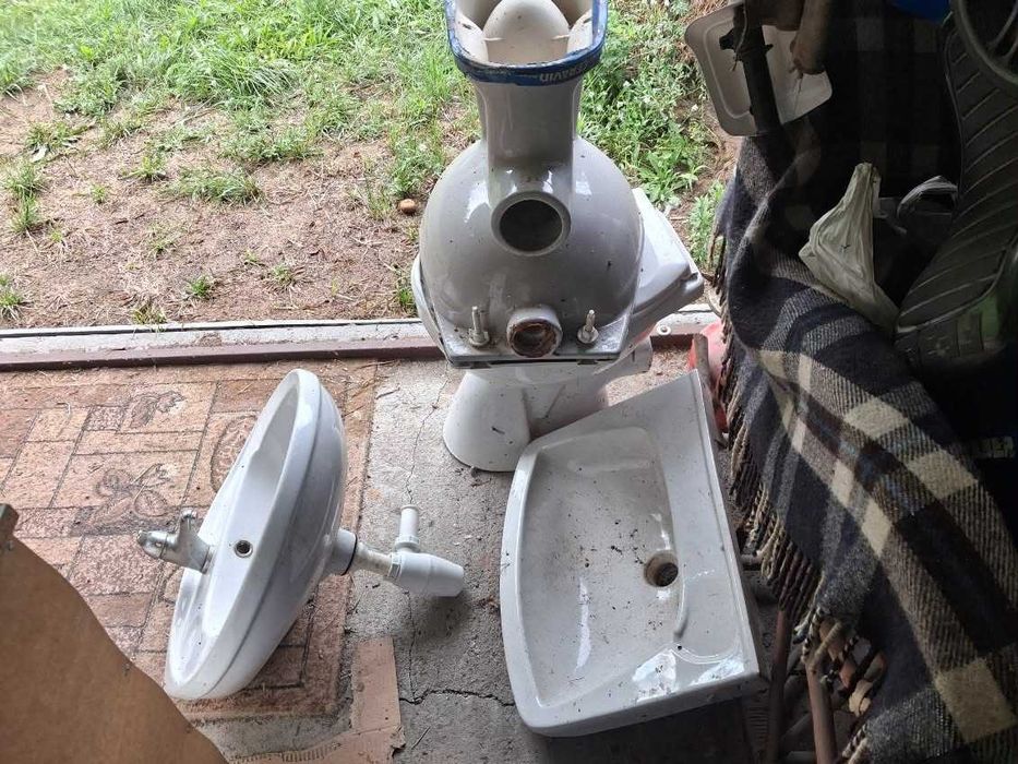WC - 2 szt , umywalki 2 szt -  biały montaż
