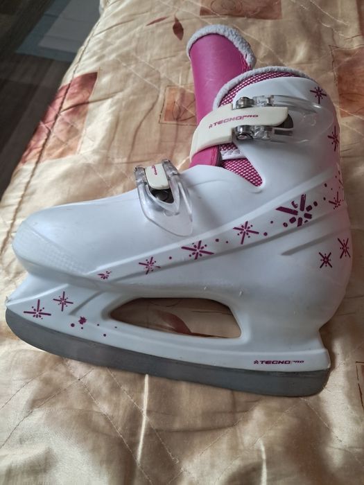 Sprzedam łyżwy r 33