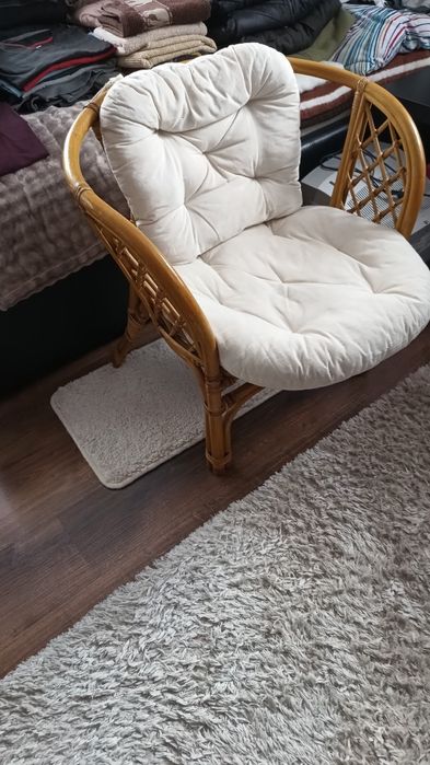 Sprzedam fotel ratanowy z poduchą.