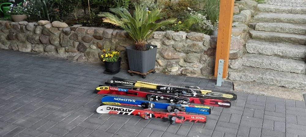 Narty 4 kpl. Atomic, 2×Salmon, Rossignol