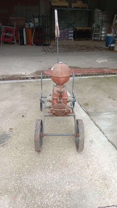 Bomba antiga de tirar vinho