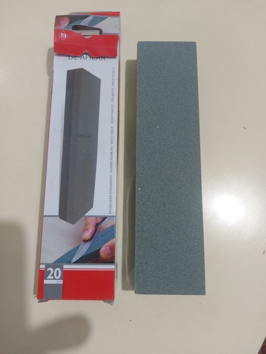 Pedra para enfiar facas, muito resistente, nova.