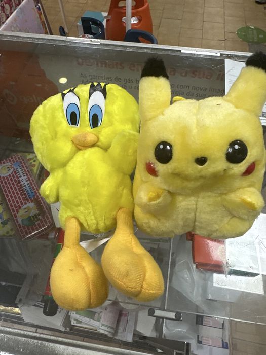 2 peluches piu piu e picachu