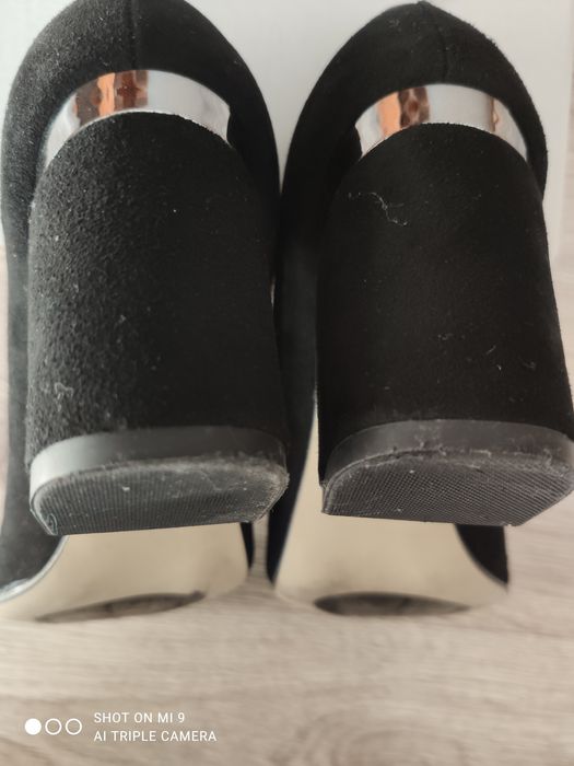 Buty na słupku Błażej