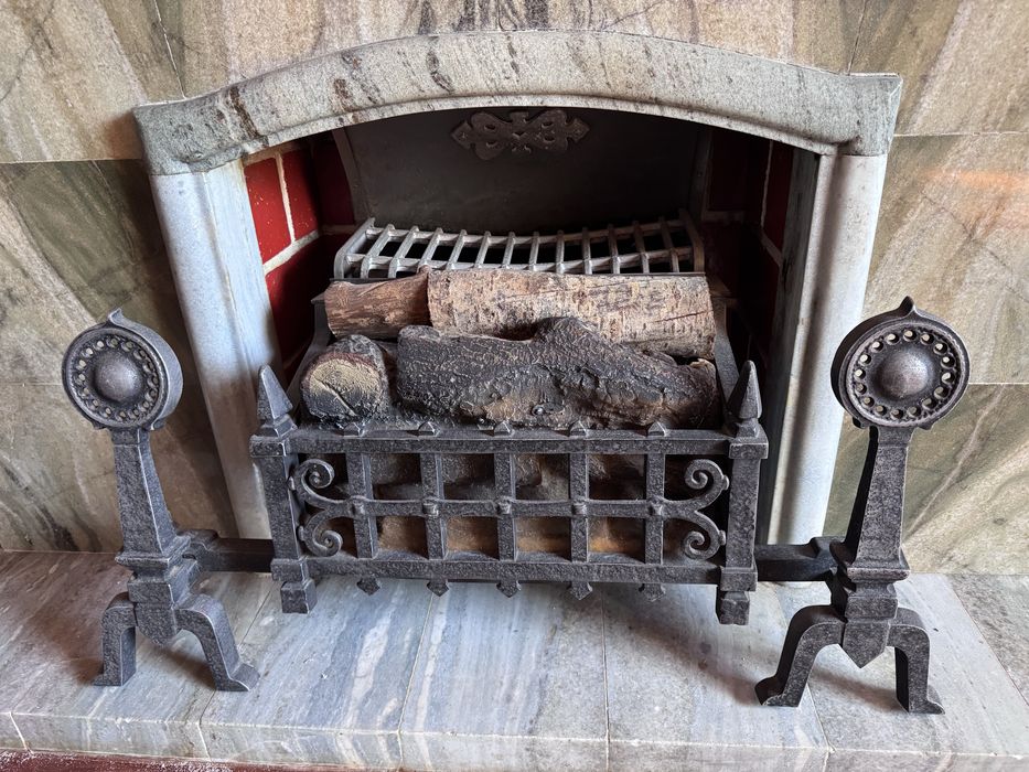 Lareira Decorativa Elétrica com Pedra Ornamental – Estilo Clássico