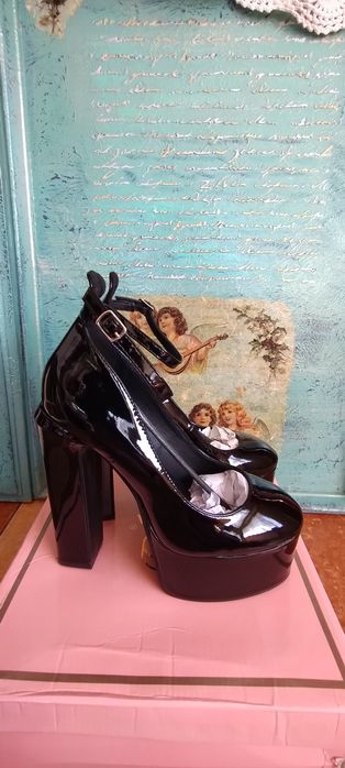 Lakierowany wysokie buty na słupku. Nowe 4141