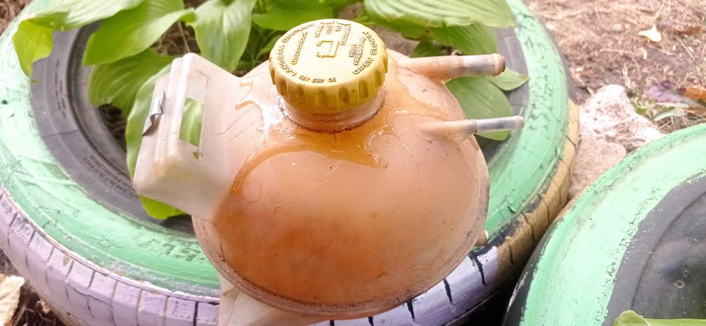 Розширювальний бачок Опель Фронтера. Цілий