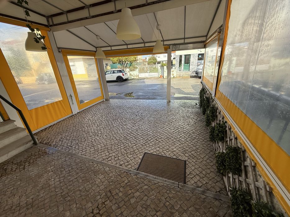 Grande Estrutura de Esplanada com Toldos em muito Bom estado • Urgente