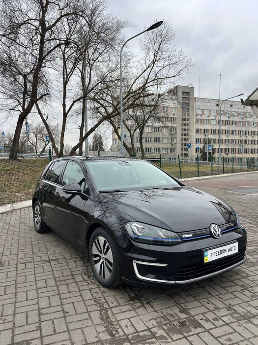 Оренда електромобіля Volkswagen e-Golf Highline