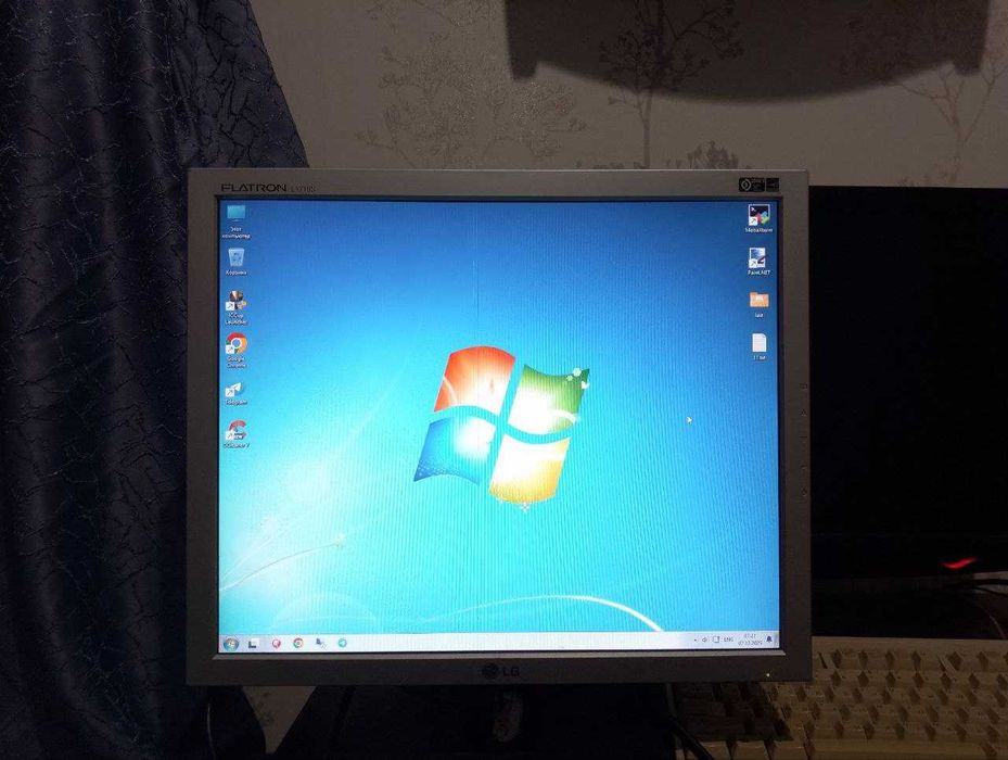 Монитор  LG  L1719SQ