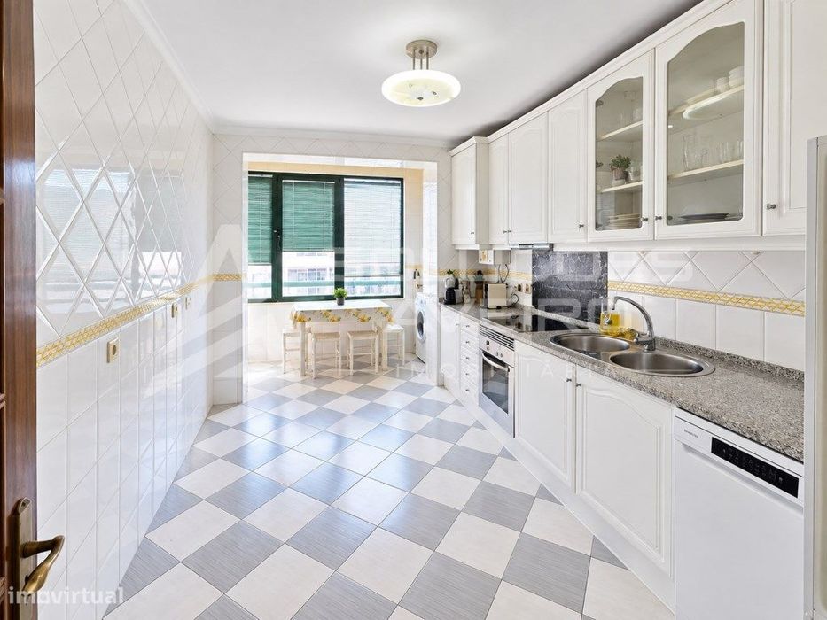 Apartamento T2 No Centro De Águeda | Garagem E Elevador