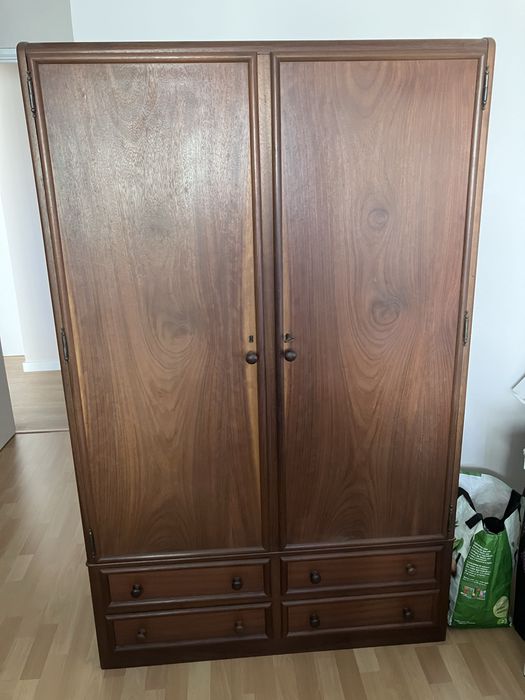 Roupeiro de 2 portas e 4 gavetas