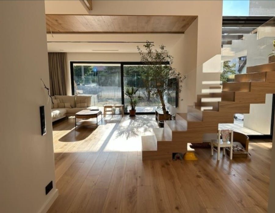 Schody drewniane dywanowe