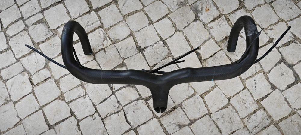 Guiador integrado em carbono