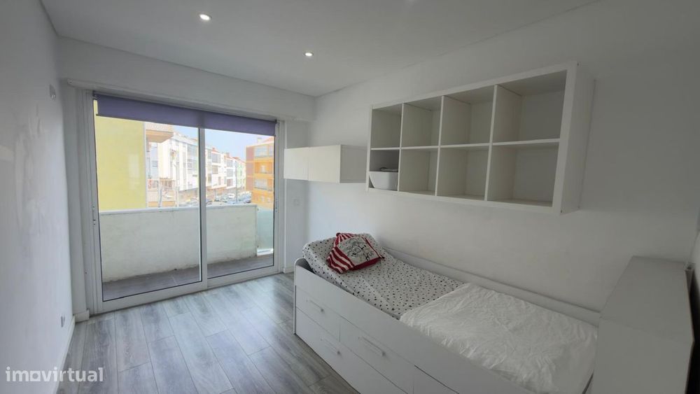 Apartamento T3 Open Space para Arrendamento em Paio Pires