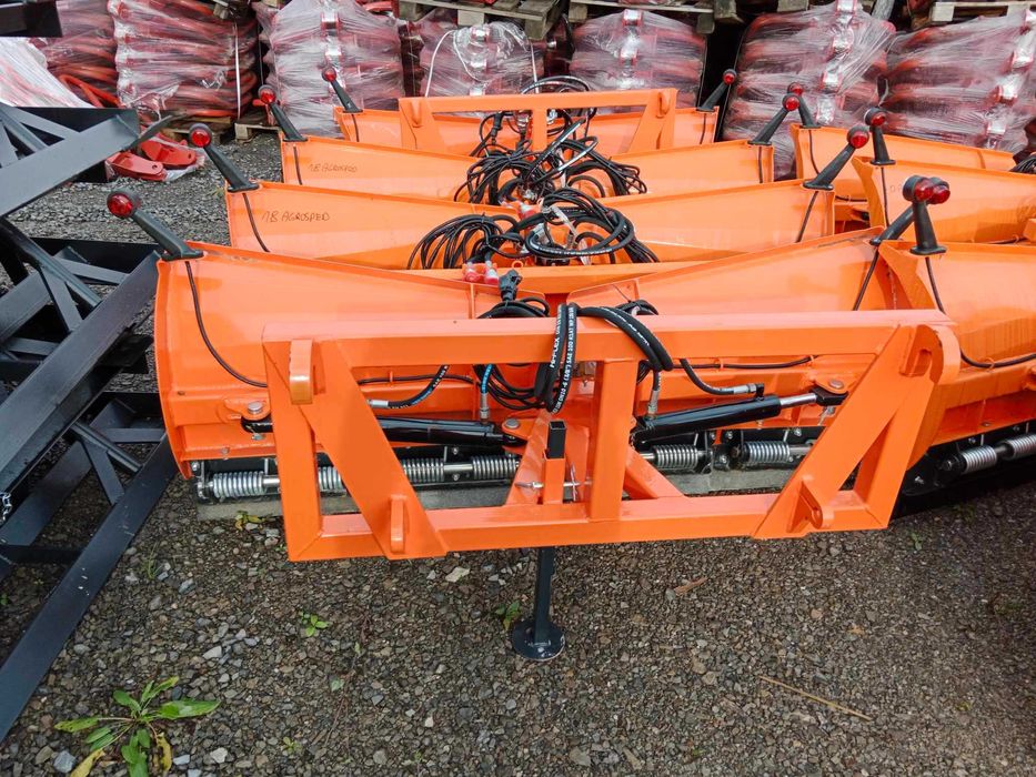 Pług strzałkowy do śniegu 1,5 - 3m na euroramke Tuza Metal Technik