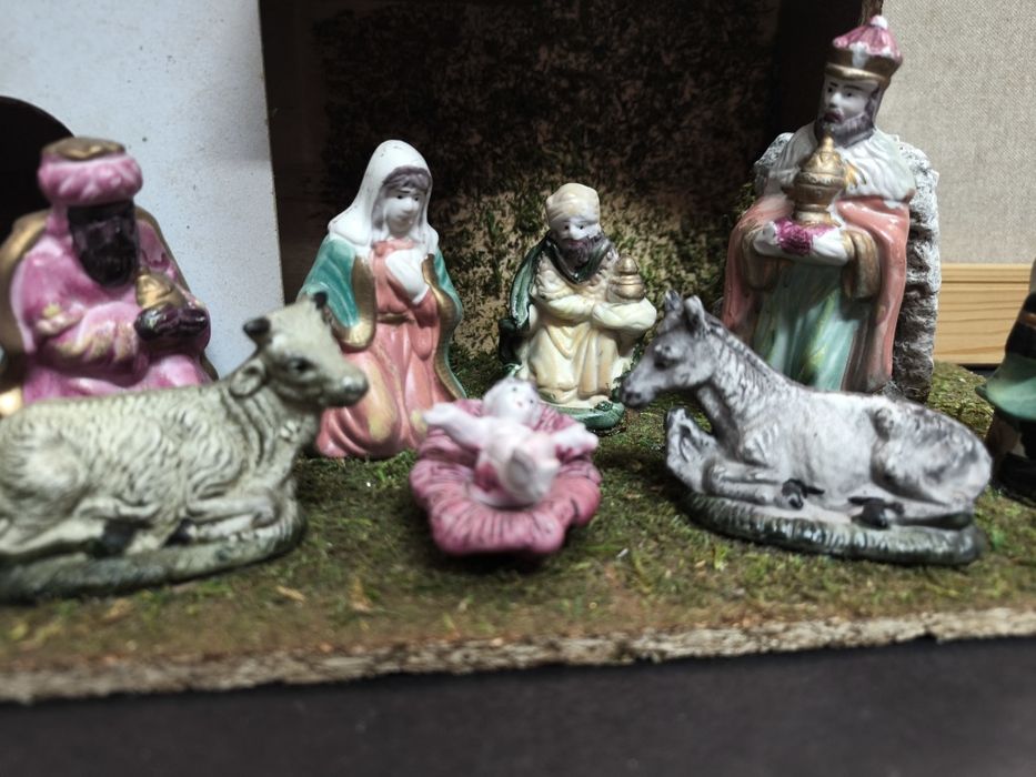 Presépio Natalício com Figuras
Presépio de Natal completo com várias f