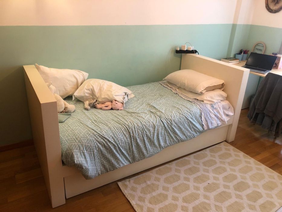 Cama com gaveta.