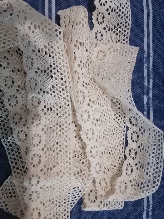 Três metros de renda de algodão em cru