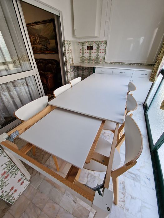 Mesa Extensível com 6 Cadeiras a Combinar