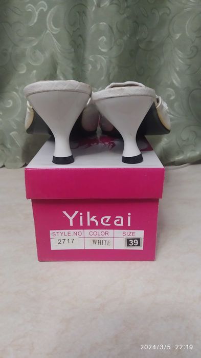 Босоножки женские