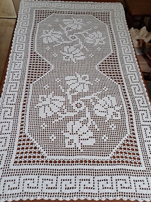 Biały obrus, bieżnik szydełkowy