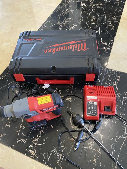 Перфоратор аккумуляторный компактный Milwaukee SDS-Plus M12 FUEL CH-602X